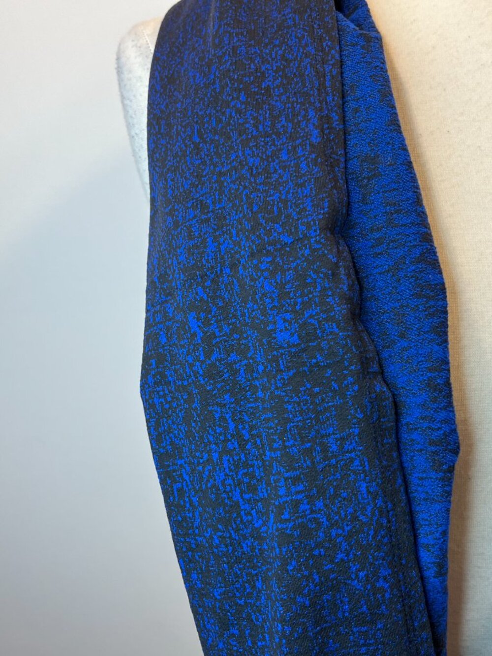 Lululemon Women's Blue and Black Textured Vinyasa infinity Scarf - Picture 5 of 5